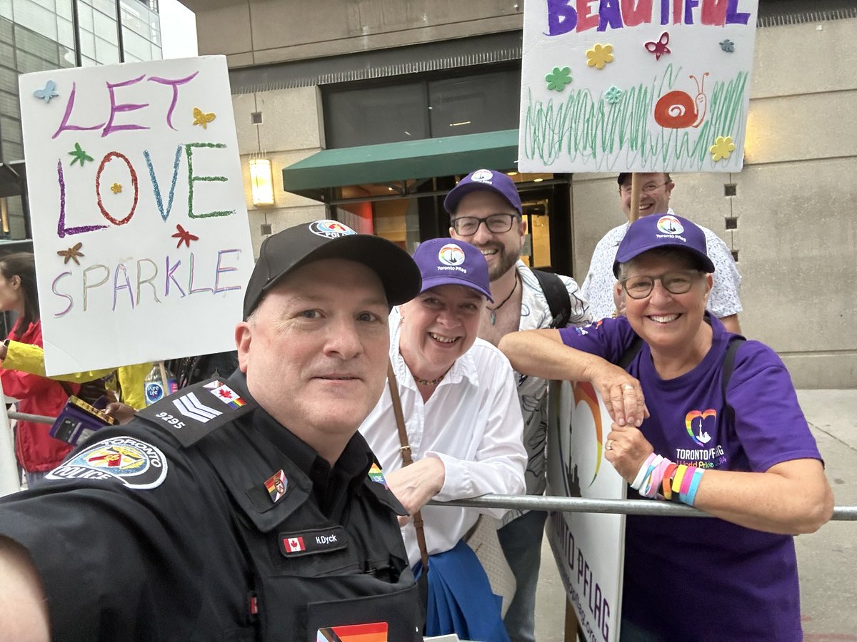 Someone knew we needed a moment. The rain stopped and thousands came to let Trans ppl know they are loved. By far the biggest and best #TransMarch ever. Well done Toronto! 🏳️‍⚧️❤️ #PrideTO #Pride2023