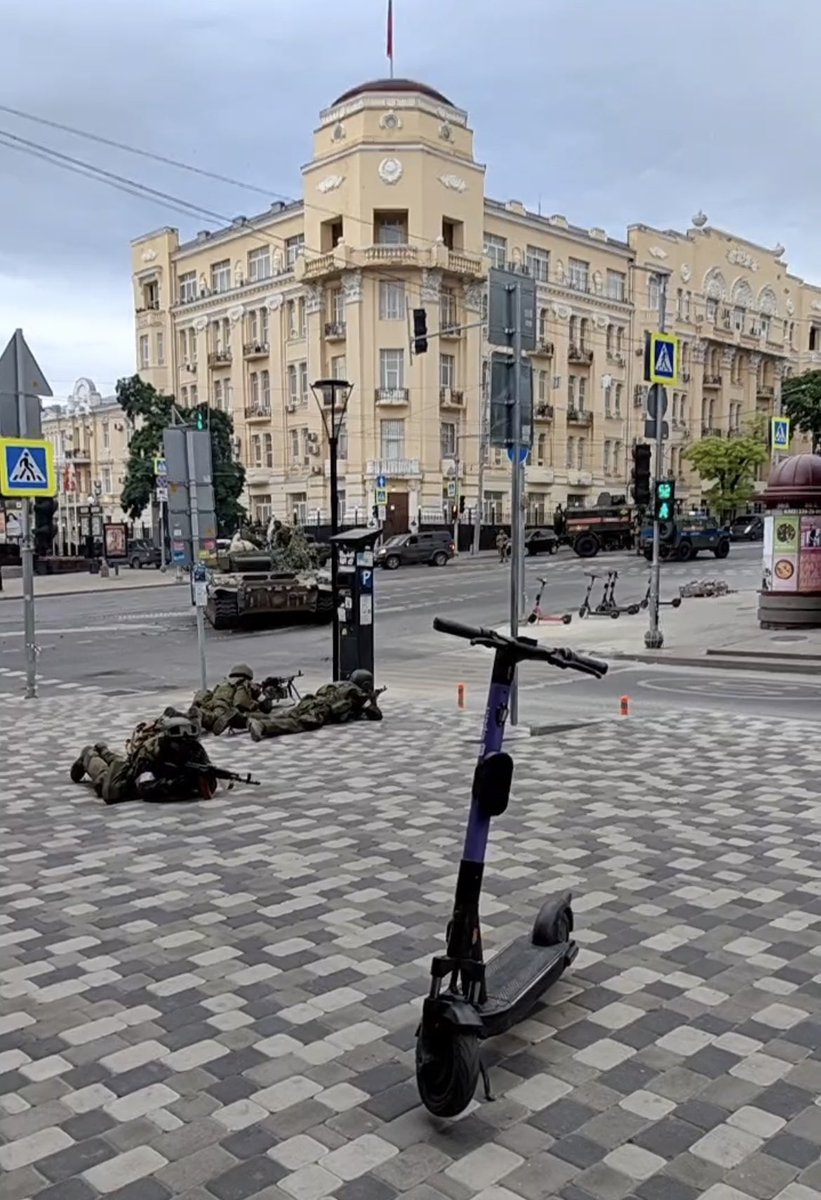 ivanchtototam's tweet photo. Прокатный электросамокат и автоматчики на фоне: Россия по состоянию на 2023 в одной картинке https://t.co/I8bsWyZvRJ