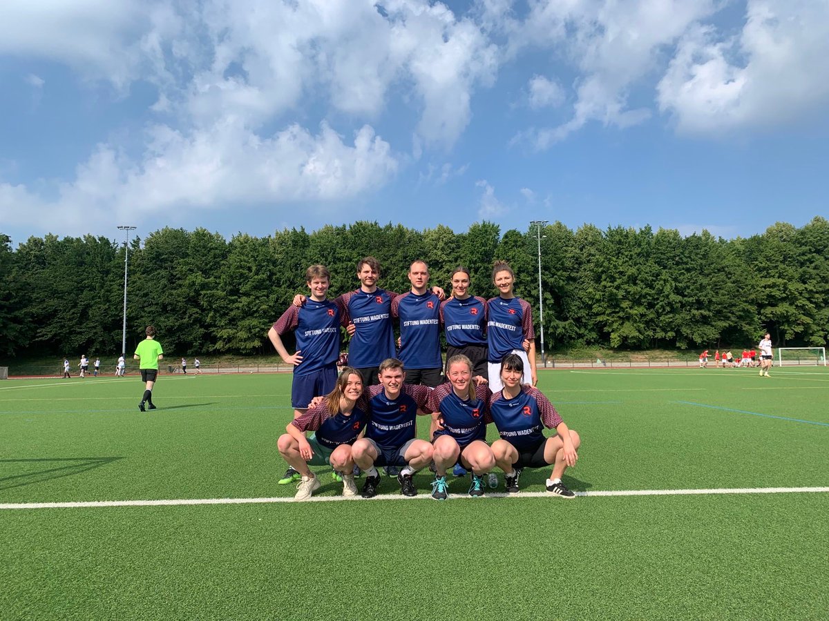 Live vom Spielfeldrand: Der Underdog aus Reutlingen startet wie gewohnt stark. Das erste Spiel gegen <a href="/DJSde/">Deutsche Journalistenschule</a> wurde 2:1 gewonnen! Torschützen sind <a href="/f_mittendorff/">Frederik Mittendorff</a> und <a href="/KmLuciaRff/">Kim Lucia Ruoff</a> 😍 #jcup23