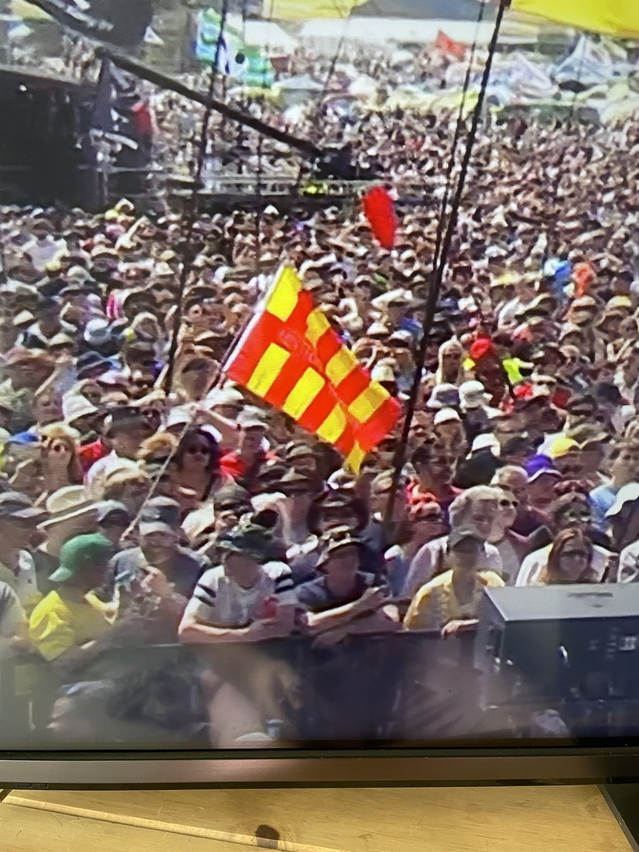 @HectorGannet flag spotted during Lightning Seeds set.