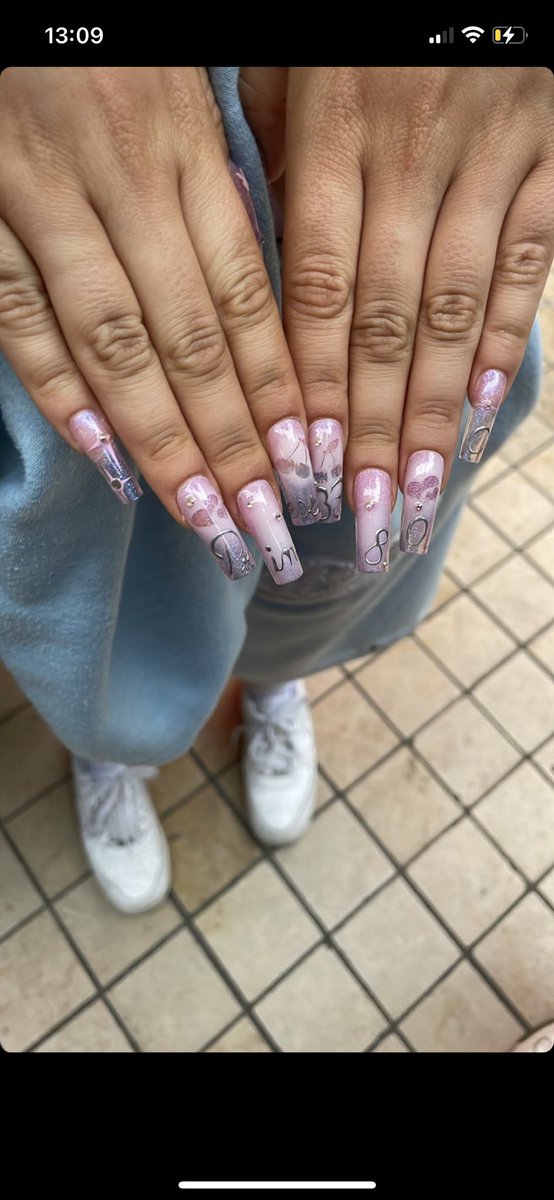 Cette semaine <a href="/babysolo33/">babysolo33</a> a été aperçue dans la storie de 3g ! 
On peut voir qu’elle a fait une nouvelle manucure magnifique 😳