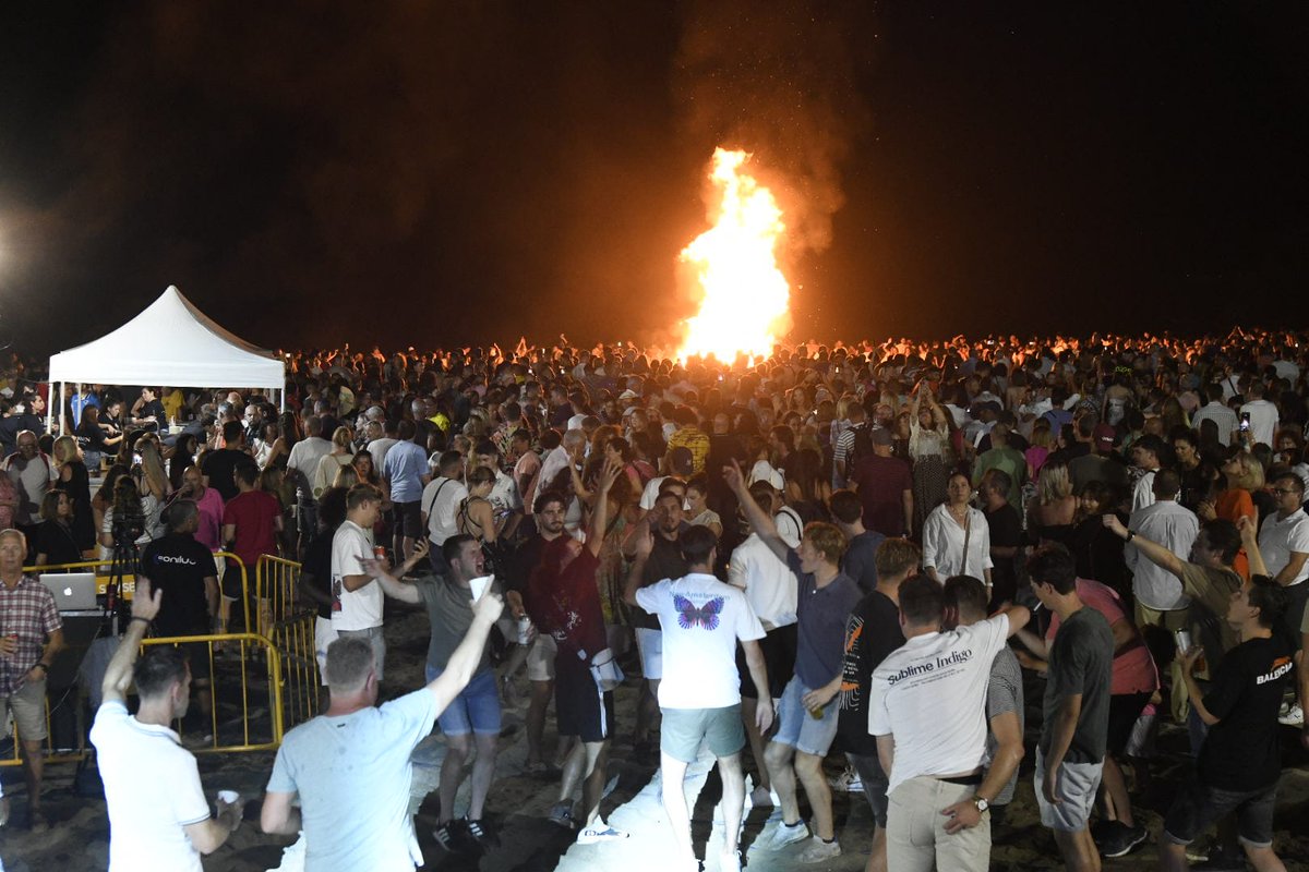 La Hermandad de Marineros Virgen del Carmen de la Carihuela celebró anoche su tradicional moraga 🔥 de San Juan en la playa junto a la Plaza del Remo.

La alcaldesa, Margarita del Cid, asistió a este evento que tendrá continuidad esta noche a partir de las 20:30 h

#SanJuan2023