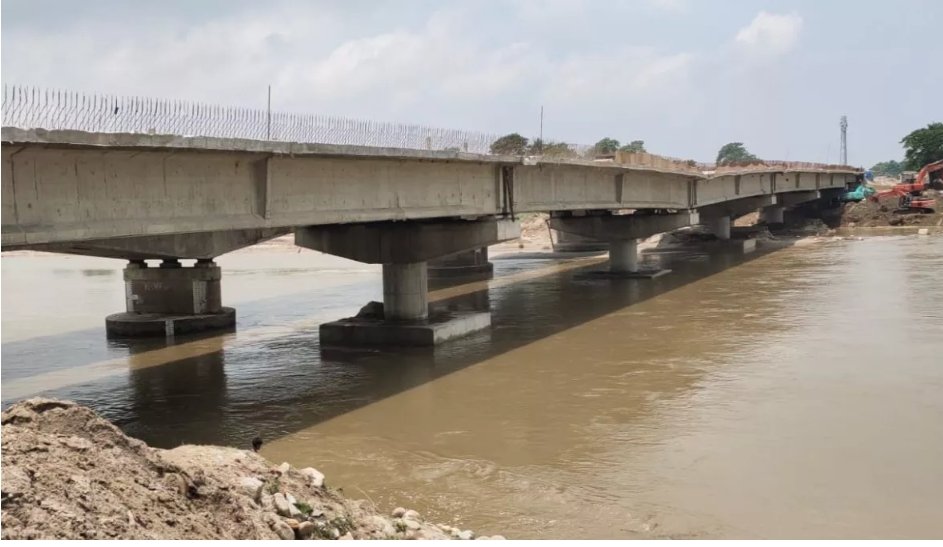 Another bridge succumbed to corruption in #Bihar.
#Bridge built on Mechi river in Kishanganj collapses...

#TheRealTalkin