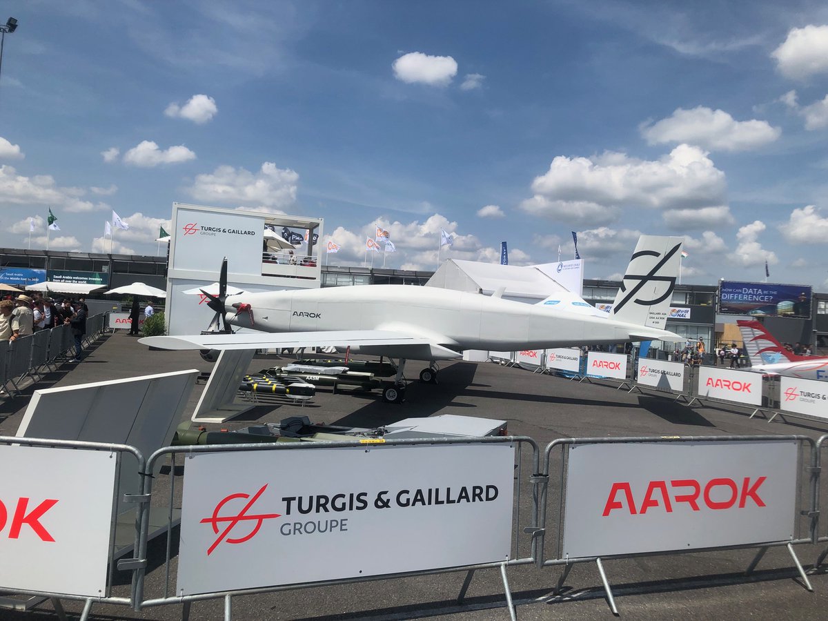 Dernière sortie pour la #ClasseDefense : visite du @salondubourget grâce à @NormAeroEspace. Démonstrations en vol de chasseurs : @RafaleAddict, F35, TyphoonII, Alphajet. @Airbus  nous a présenté l'A321 et l'A400M. Mais aussi de légendes : P51Mustang, Corsair, Curtis H75!!!