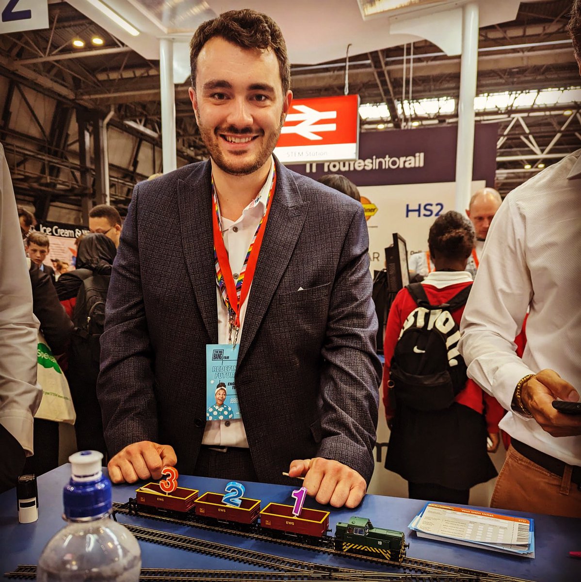 Had great fun promoting @RoutesintoRail on the @RailDeliveryGrp stand earlier in the week in Birmingham at the Big Bang careers fair. Lots of future railway workers recruited! 

#STEM #railway #future #bigbangfair