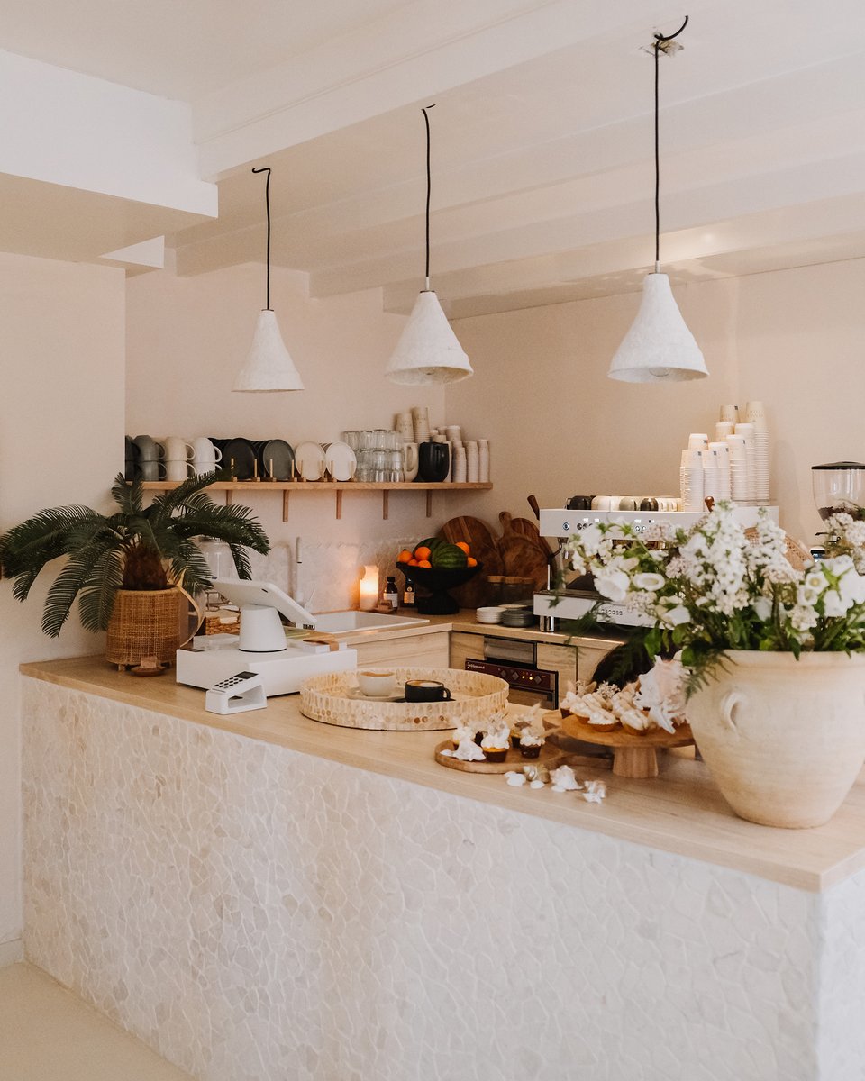 Picknick Club in #Alkmaar. Met een prachtige locatie, overgoten door #Mediterrane sferen weten Anika en Precious, als moeder en dochter, dé plek te creëren waar je kan genieten van een kopje #koffie en de leukste items kan vinden in de #conceptstore. ☕️🌾