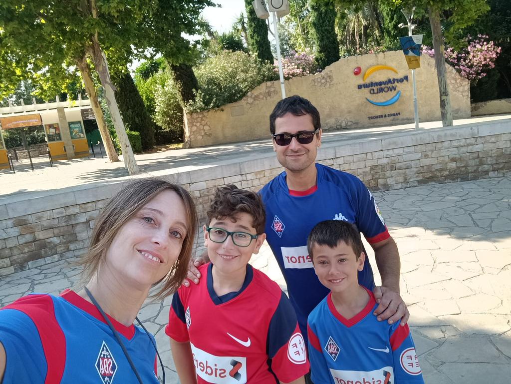 barjuan82's tweet photo. @SDAmorebieta  @leigam1983 Desde Salou (PortAventura) luciendo nuestros colores💙❤️ https://t.co/cmdZJAH9En