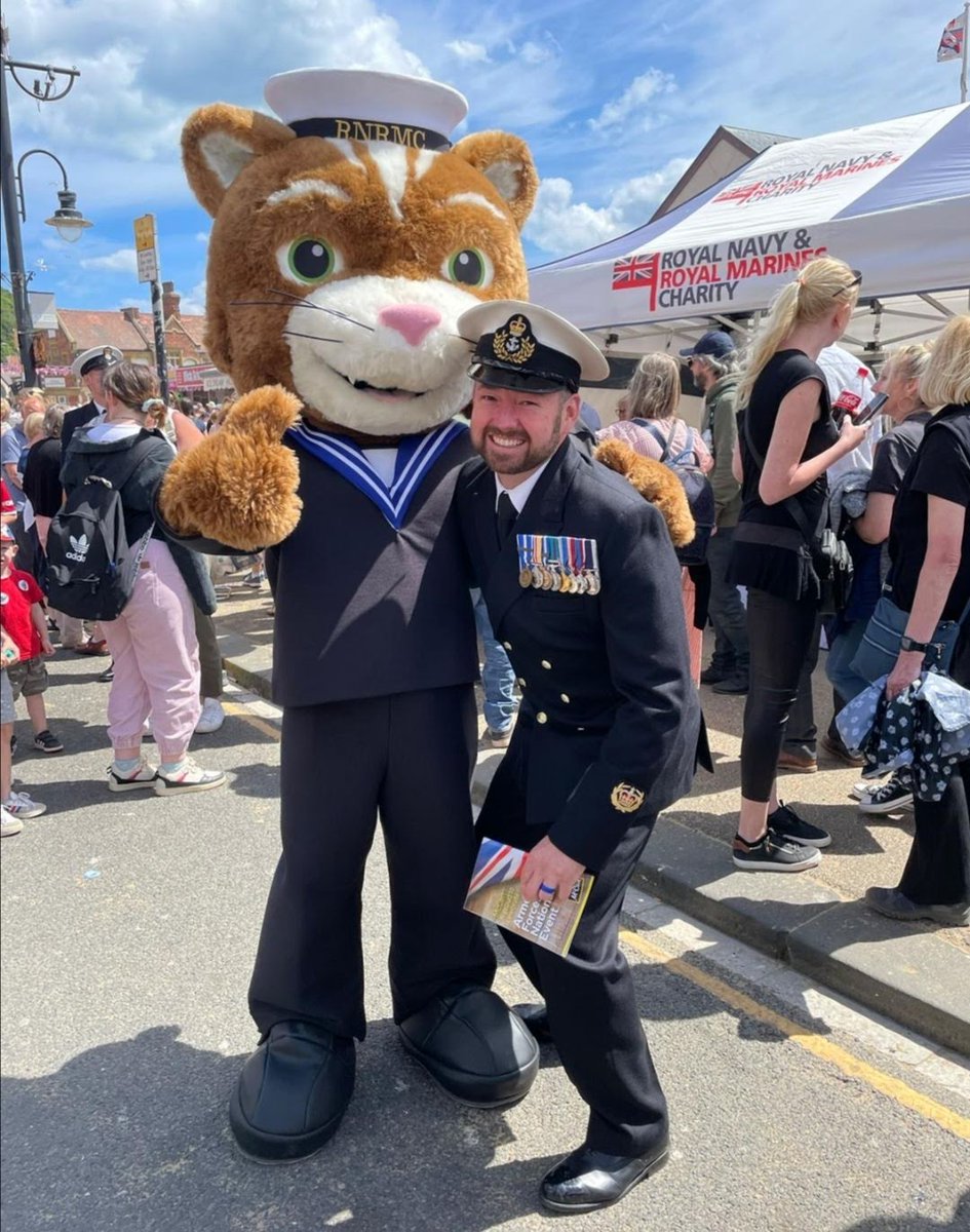 andthoughshebe1's tweet image. This is my gorgeous husband and a large cat on #ArmedForcesDay last year. I&apos;m so proud of him and all members of the armed forces - past and present - who keep us safe every single day. Being a #ForcesFamily is tough but we wouldn&apos;t have it any other way #Respect #ThankYou