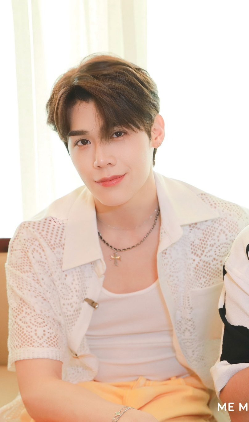 k-a-t-on-twitter-omg-wtf-he-s-freaking-wearing-a-see-through