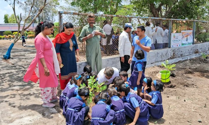 givemetrees's tweet image. An invigorating session on tree plantation for the children of Kendriya Vidyalaya Air Force Station Devlali, Nashik. 

We are delighted to teach the next generation about the importance of #plantingtrees.

#trees #treesforthefuture #greenerworld #India #environmentalservices