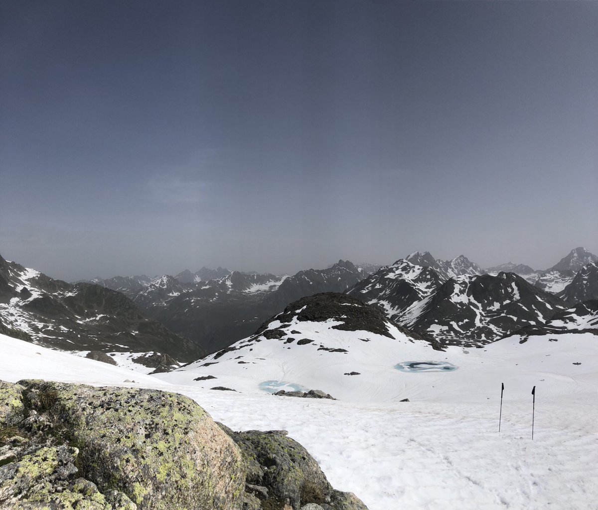 Gehen Sie weiter, hier gibt es nichts zu sehen! 
Im Bild: Schnee (darunter wären die traumhaft blauen Jöriseen), im Hintergrund staubige Grüsse aus der Sahara.

Im Ernst: es war trotzdem sehr beglückend.