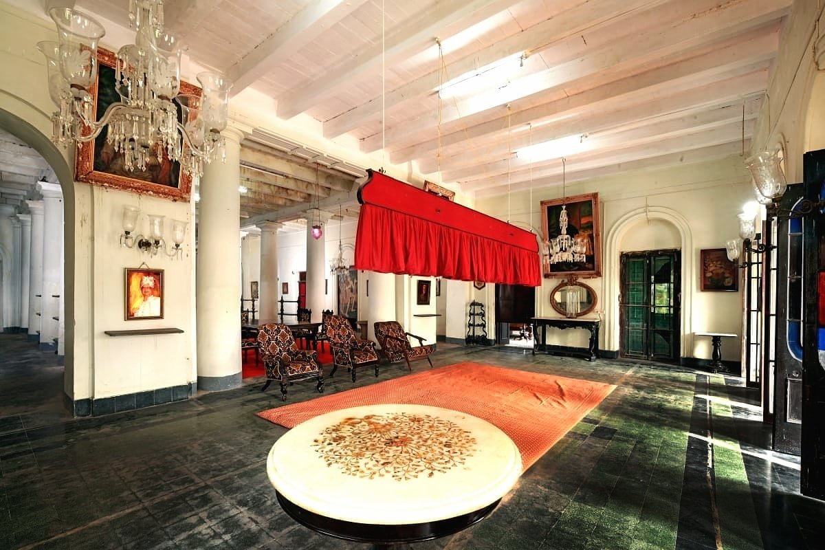 Gaddi Room at Baganbati, Chakdighi, Burdwan. #Bengal #Heritage #history #decor #rajput #culture #lifestyle #rajbari #bengaltourism #zemindary #burdwan #westbengal #india #filmshooting #architecturephotography #interiordesign #staircase #architecturephotography #heritagetourism