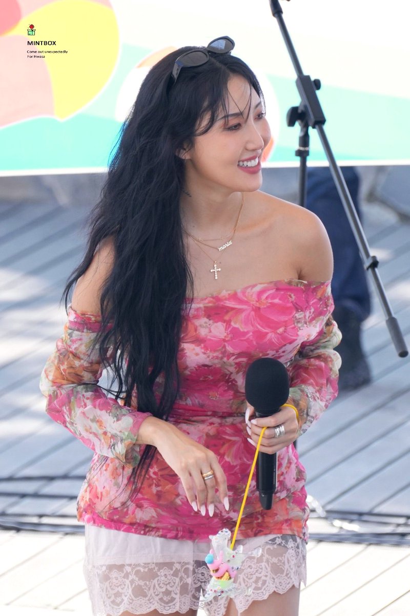 mintbox_0619's tweet photo. 230624 양양 전통시장 버스킹

#마마무 #화사 #Hwasa 

시장 핫걸 베이비🩷 https://t.co/RYyKYaMtcx