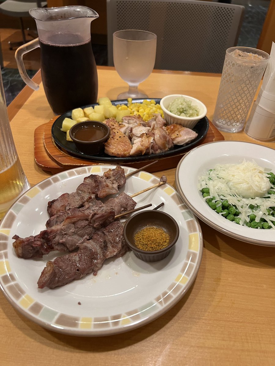 iAmber_Yellow's tweet photo. 京都に来てまでサイゼリヤで酒池肉林。 https://t.co/xqMnyZtejc
