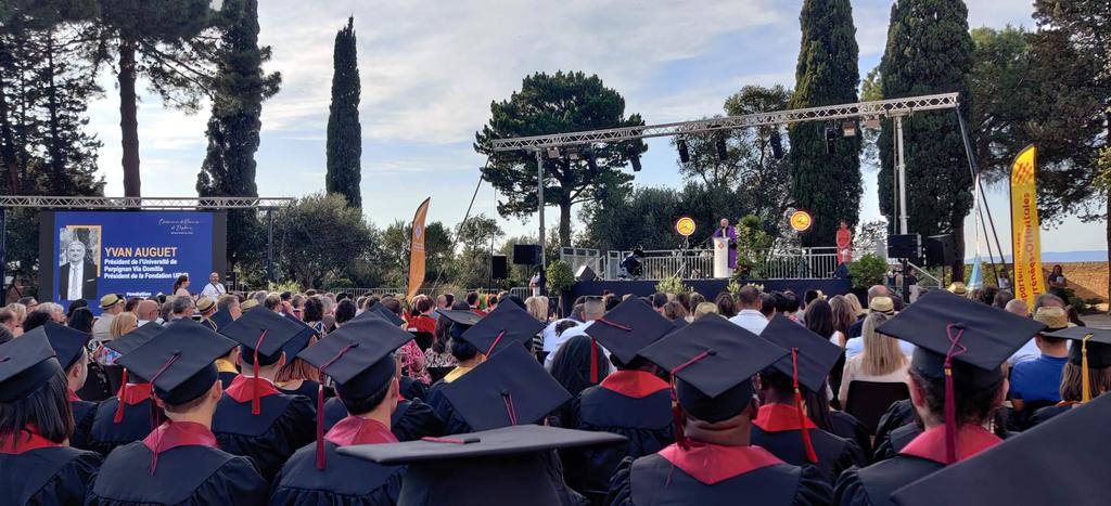 La recherche était à l'honneur au Palais des Rois de Majorque pour la 9ème cérémonie de remise de diplômes de docteurs de l'UPVD organisée par la @Fondation_UPVD 🎓 Félicitations à nos 39 docteurs, parrainés par Peter McPhee, grand historien australien spécialiste du Roussillon.