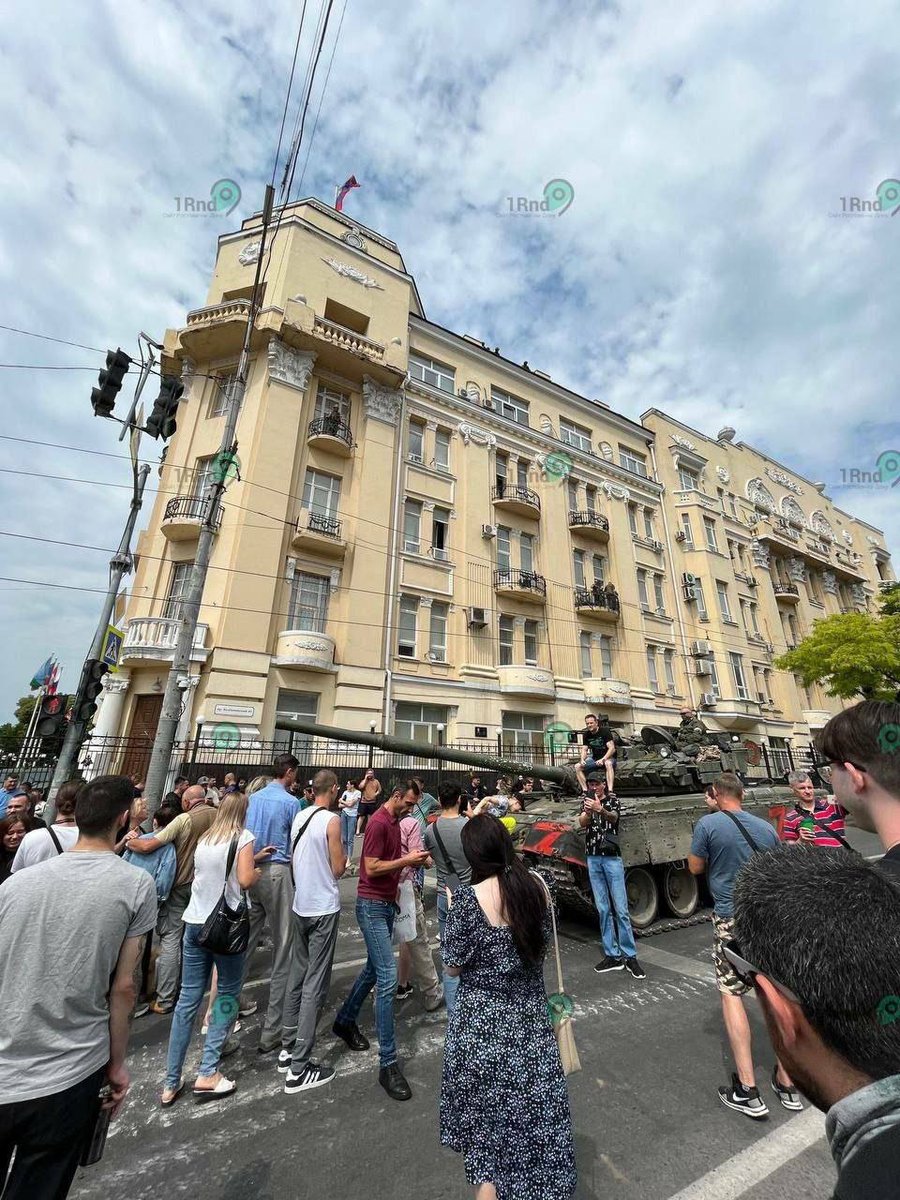 russian civilians in #Rostov standing in line to take pictures with Wagner's tank in the city center