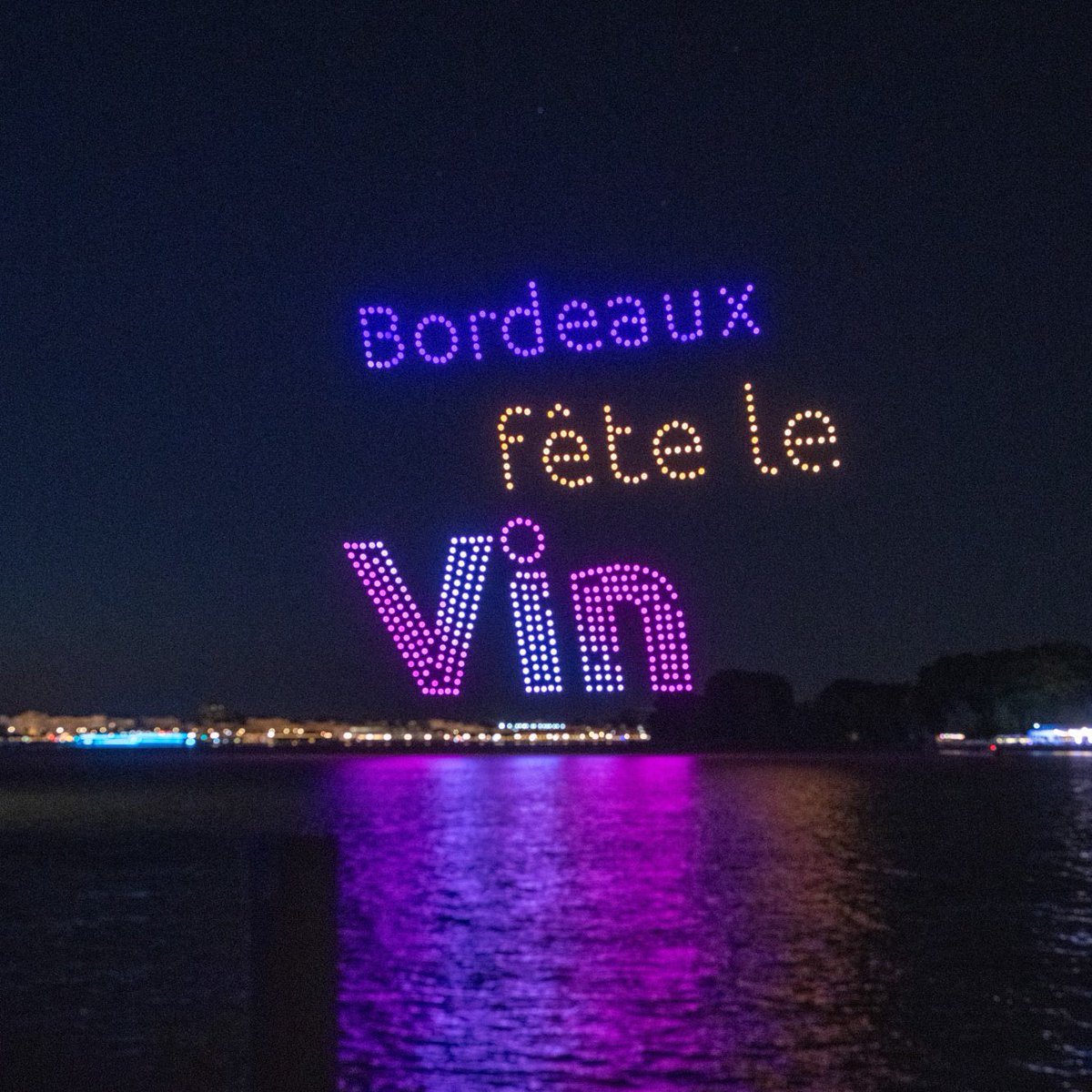 Spectacle de drones #BFV2023 🍷 500 drones ont illuminé le ciel bordelais hier soir lors de Bordeaux Fête le Vin 🌃 

👉 Un spectacle unique réalisé sur-mesure pour la Fête du Vin par l'entreprise française <a href="/dronisos/">Dronisos</a> ✨RDV ce soir à 23h pour un second show !

📸Vincent Bengold