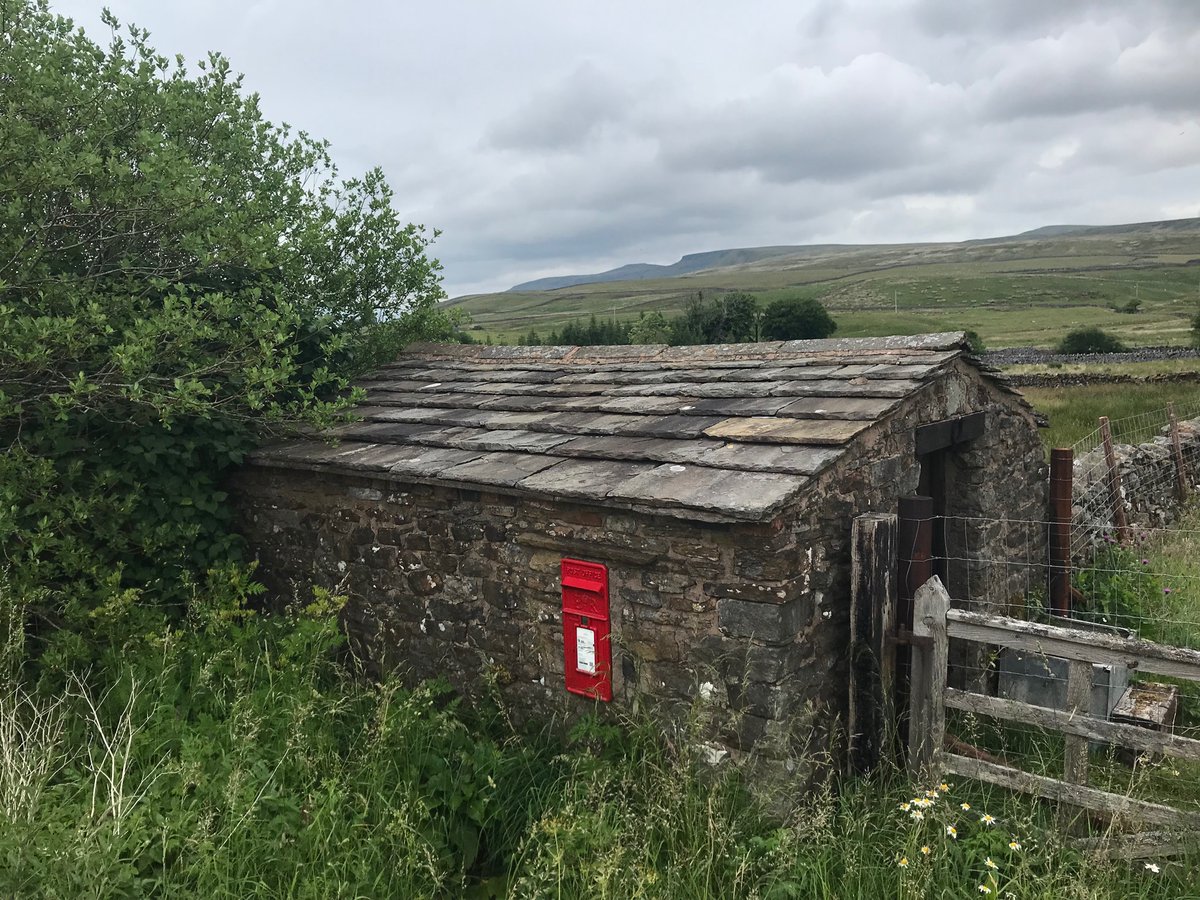 A #PostboxSaturday that ‘pops’ (as the kids say nowadays) 💋 

Hellgill, Mallerstang