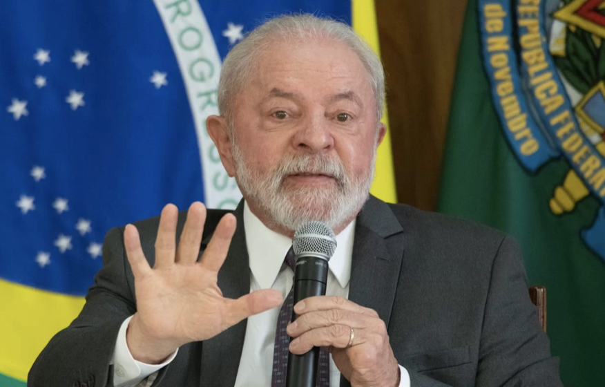 JorgeGestoso's tweet photo. "No se sabe lo que hizo con el dinero": Lula 🇧🇷 cuestiona a Macri 🇬🇹 en una Cumbre en Paris con Macron, por el préstamo pedido al FMI. Lula calificó de "irresponsable" el millonario crédito otorgado a Argentina en 2018 y pidió reformar los organismos internacionales https://t.co/IqRTZYHuJX