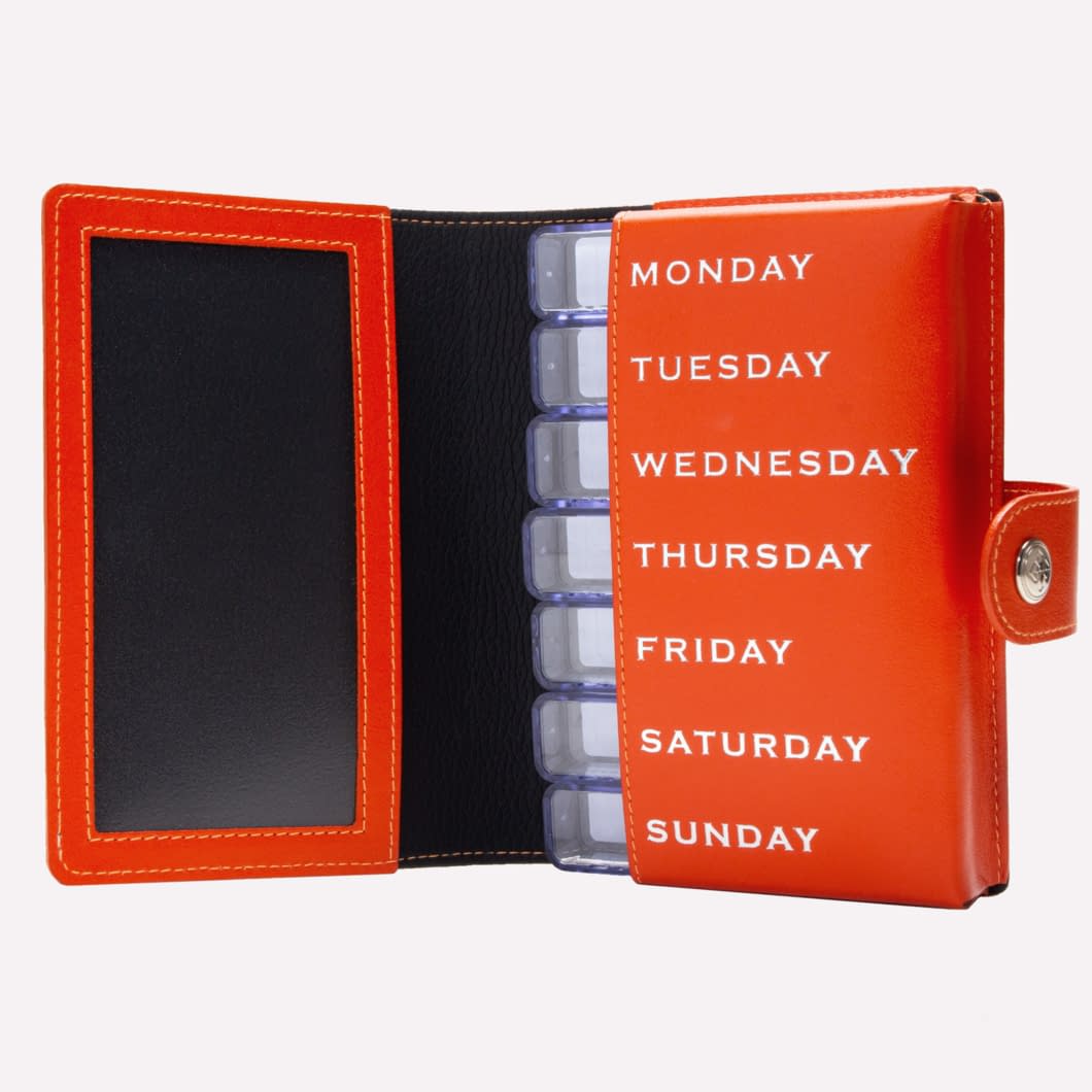 EttingerLondon's tweet image. Handcrafted in England, the Sterling Pill Cases are stylish yet a practical way to store your medicine, featuring seven pill boxes - one for each day of the week along with removable dividers to organise dosage by ‘Breakfast’, ‘Lunch’, ‘Dinner’, and ‘Bedtime’.
#PillCase #Ettinger