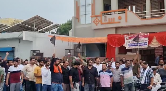bstvlive's tweet photo. सम्भल- सभी प्रथमा बैंक के प्रबंधक,स्टाफ ने किया प्रदर्शन, शनिवार और छुट्टी के दिन बैंक खुलवाने का विरोध, बैंक शाखा खुलवाने के विरोध में किया धरना प्रदर्शन, बैंक के उच्च अधिकारियों के खिलाफ हुआ स्टाफ, बहजोई कोतवाली क्षेत्र के पंवासा का मामला.

#Sambhal https://t.co/EcQzffwXAl