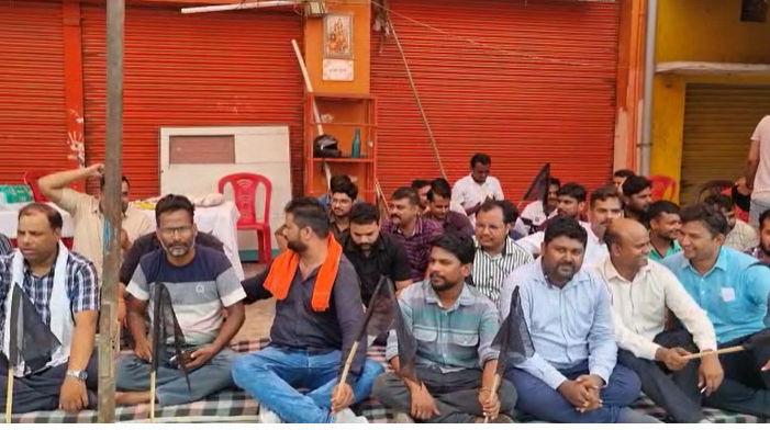 bstvlive's tweet photo. सम्भल- सभी प्रथमा बैंक के प्रबंधक,स्टाफ ने किया प्रदर्शन, शनिवार और छुट्टी के दिन बैंक खुलवाने का विरोध, बैंक शाखा खुलवाने के विरोध में किया धरना प्रदर्शन, बैंक के उच्च अधिकारियों के खिलाफ हुआ स्टाफ, बहजोई कोतवाली क्षेत्र के पंवासा का मामला.

#Sambhal https://t.co/EcQzffwXAl
