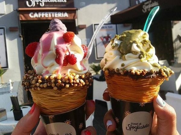 paradisoa1's tweet photo. E' la "Coppariccia.  E' il "Konosfoglia". E' lo "Sfogliaicecream".  Insomma,qualunque sia il nome,è la sfogliatella napoletana quando decide di diventare  gelato. https://t.co/hkmOZkl620