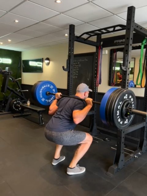 Squatting into the weekend... I probably won't be able to walk later so I suspect it'll be a lazy one 😁 #squats #lazyweekend 🤸