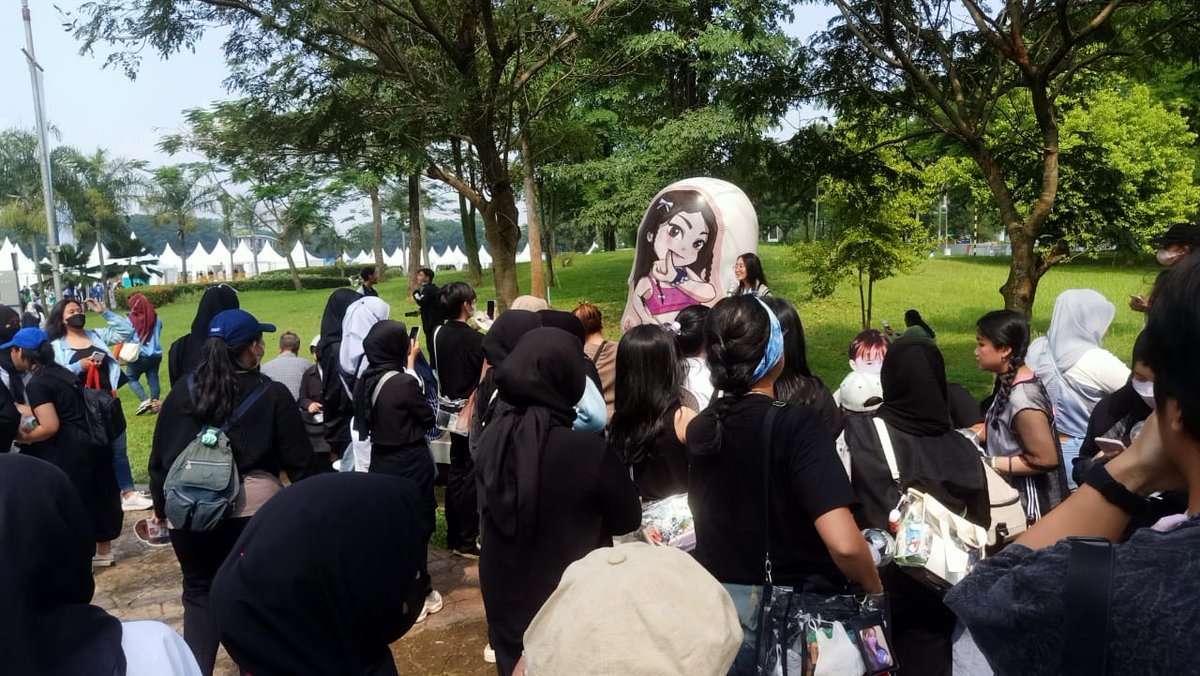 a giant Winter inflatable balloon for aespa ‘SYNK : Hyper Line’ in Jakarta prepared by Team Winter Indonesia🎈✨