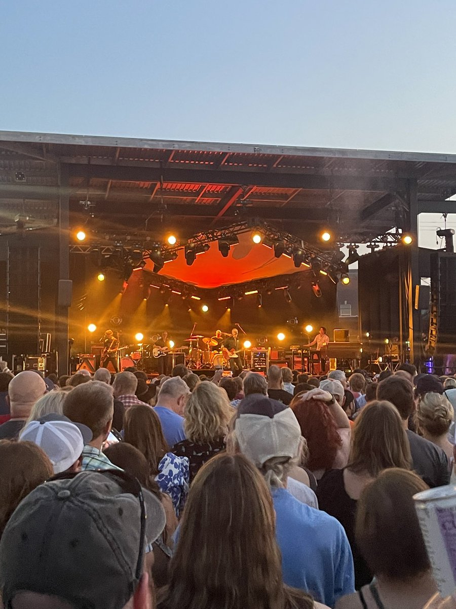 LeLarBear's tweet photo. Great show tonight by @JasonIsbell and the 400 Unit! Loved hearing the new stuff for the first time live. 

“Miles” was my favorite of the night. That one is only going to get better with each performance, and it’s already mind blowing. https://t.co/OSMyroYgtq