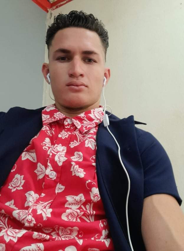 BoyHotHN's tweet photo. Este hermoso chico estaba tan caliente🥵 que no penso dos veces al responder un mensaje... si desean ver el gran paquete🍆 que tiene🤭, me pueden escribir.
#heterosenganado #ardiente #chacal #gay #Pride #vergon #hot #boys #sexy #sensual https://t.co/VOItE3gtJw