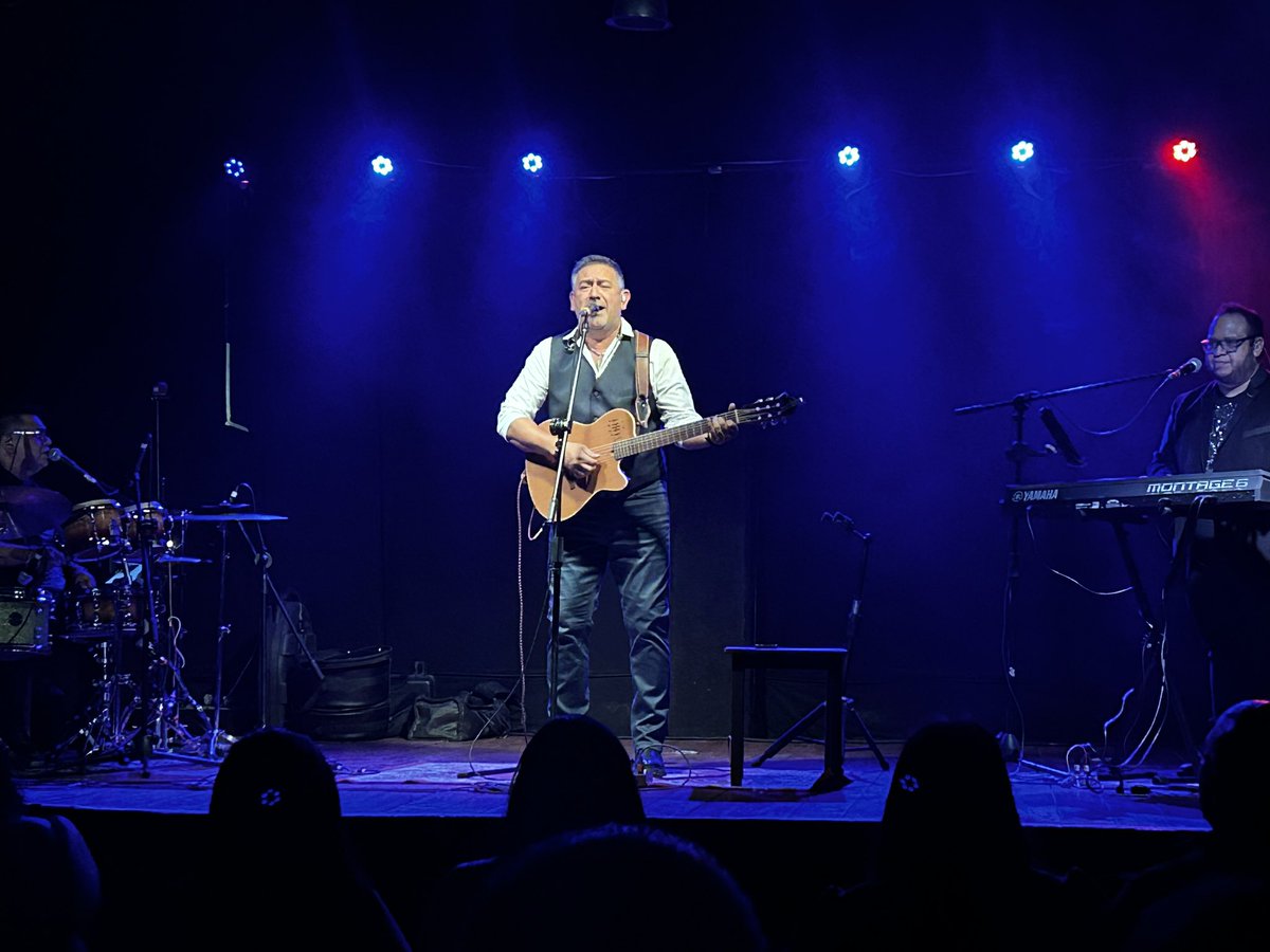 foto_sintesis_p's tweet photo. Puntual y enérgicamente inicia su presentación @jaimefloresmx en @SalaForum de #Cholula #Puebla.
Después de superar la #Pandemia regresa el cantautor a tierras camoteras.
#Espectáculos #Musica #OrgulloMexicano https://t.co/LFgQ67KLQu