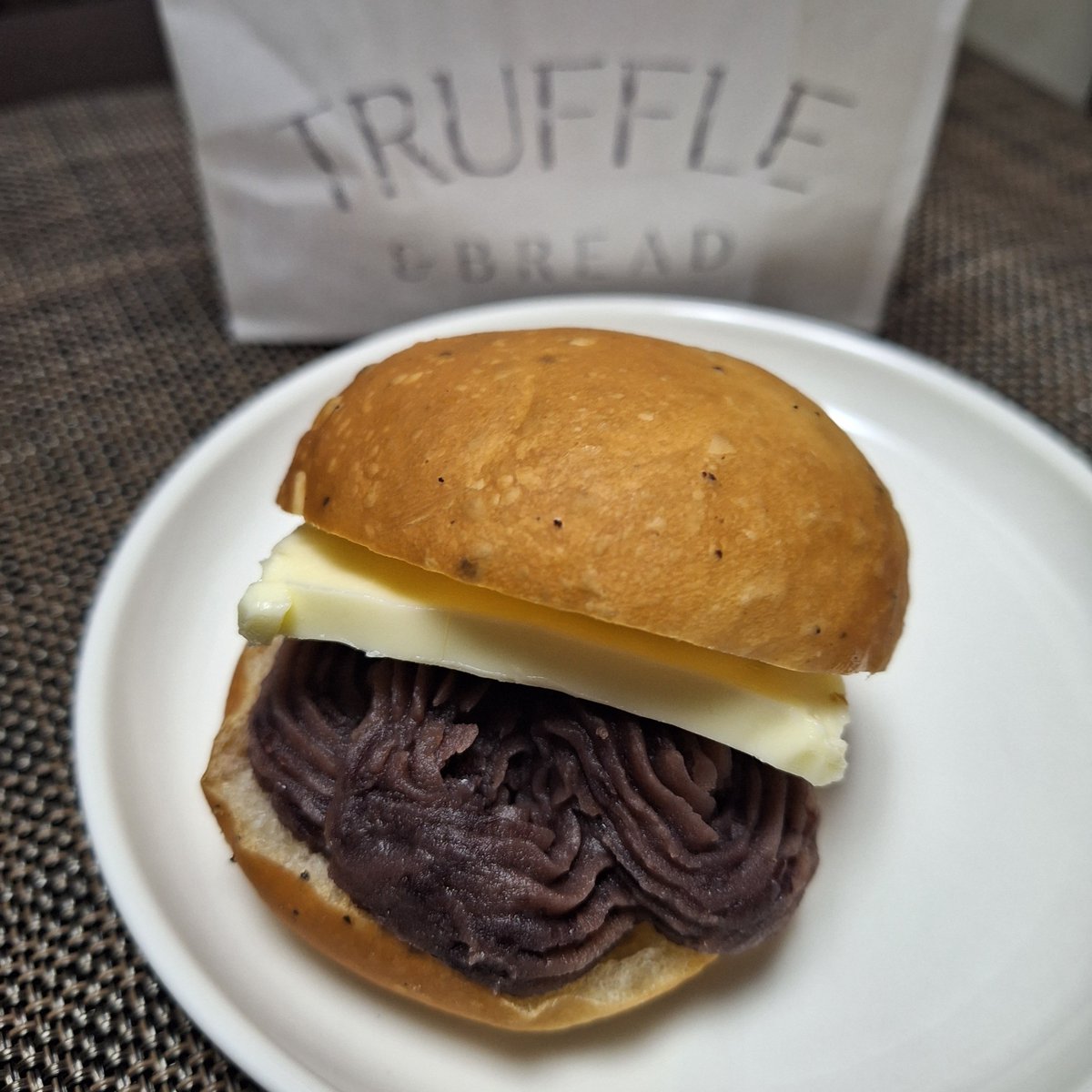 leehoo0410's tweet photo. 清澄白河界隈にある「TRUFFLE & BREAD」さんで、あんバター🥐🥯
ほんのりトリュフの薫りが✨
今日は暑いせいか長蛇の列はなく、スムーズに購入できました。ちょっとした手土産に🎁
#TRUFFLEBREAD #トリュフパン #トリュフ #清澄白河 #パン好き #あんバター #下町ウォーキング #ぶらり散歩 https://t.co/xgUrt1zxGs