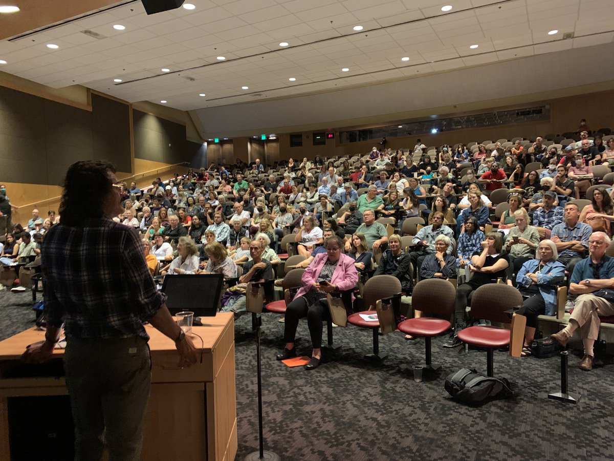 Amazing Dino lecture ⁦<a href="/burkemuseum/">Burke Museum of Natural History and Culture</a>⁩ by my bruv ⁦<a href="/diapophysis/">Jeff Wilson Mantilla @diapophysis.bsky.social</a>⁩