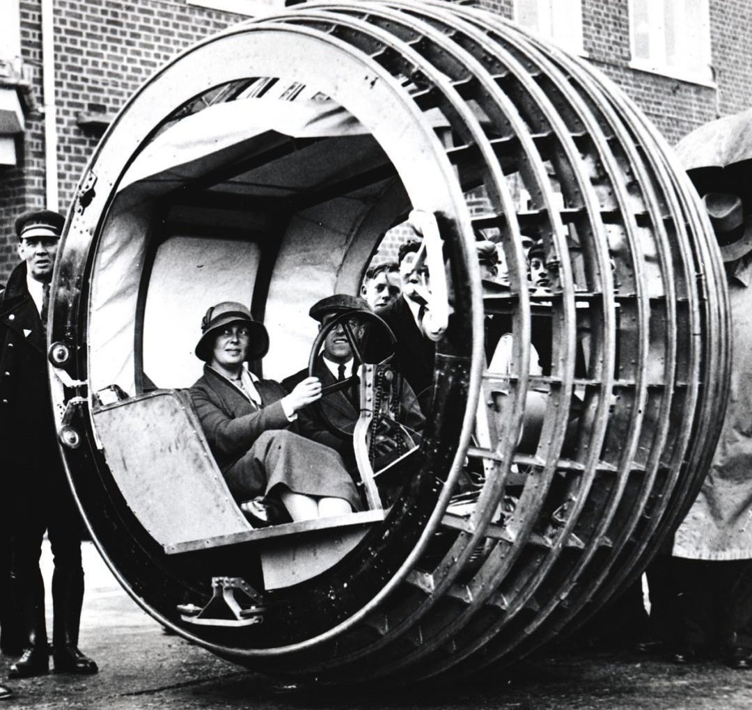 The Dynasphere was a monowheel vehicle that John Archibald Purves from the UK patented in
1 930. His idea for the vehicle was inspired by a sketch made by Leonardo da Vinci.