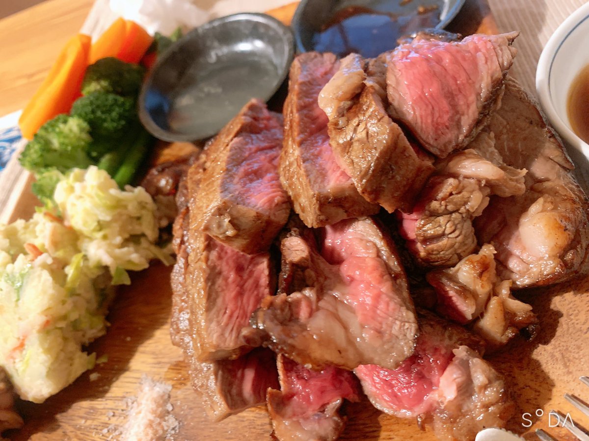 1090円で食べきれないほどのグローブ肉を帰るスーパーが近くにあるの助かるなぁ〜

次お客様来た時はこれも焼こう決めた🍖

あっ、食べ切るのに2日かかりました( ˇωˇ )✨

 #藍猫亭 https://t.co/gZpQUcDdT2