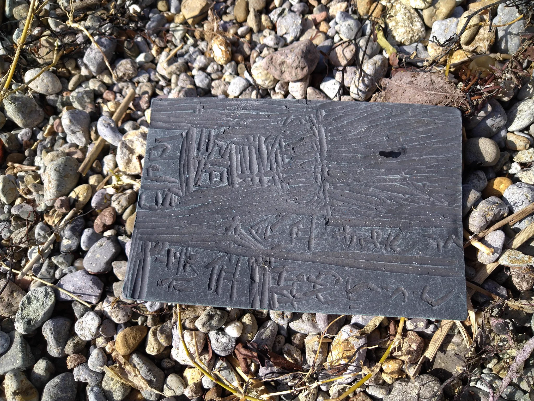 海岸に漂着していた謎の文字板！持ち帰って刷ってみたら1971年の年賀状だった！