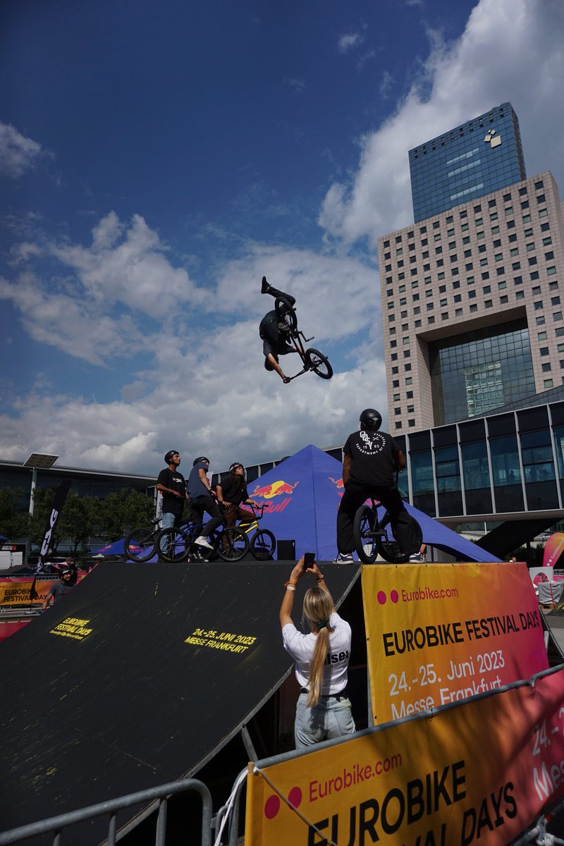 So, die Festivaldays der Eurobike fangen an. Ihr findet mich heute zwischen 12 und 14:30 Uhr an unserem Stand auf der Freifläche.
15-16 Uhr beim Gravel Talk in F11.1 und danach wieder am Stand.