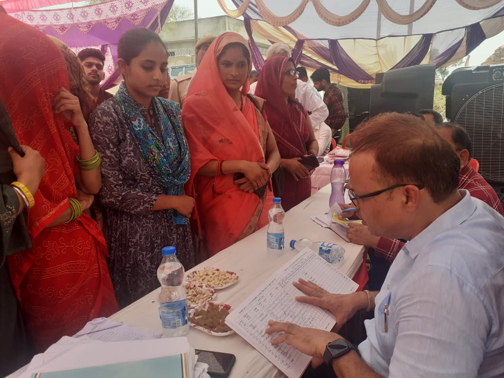 DdDholpur's tweet photo. जिला कलक्टर महोदय ने  उड़ान योजना के लाभार्थियों से सरानी कैम्प में लिया फीडबैक https://t.co/cg01EpUt8O