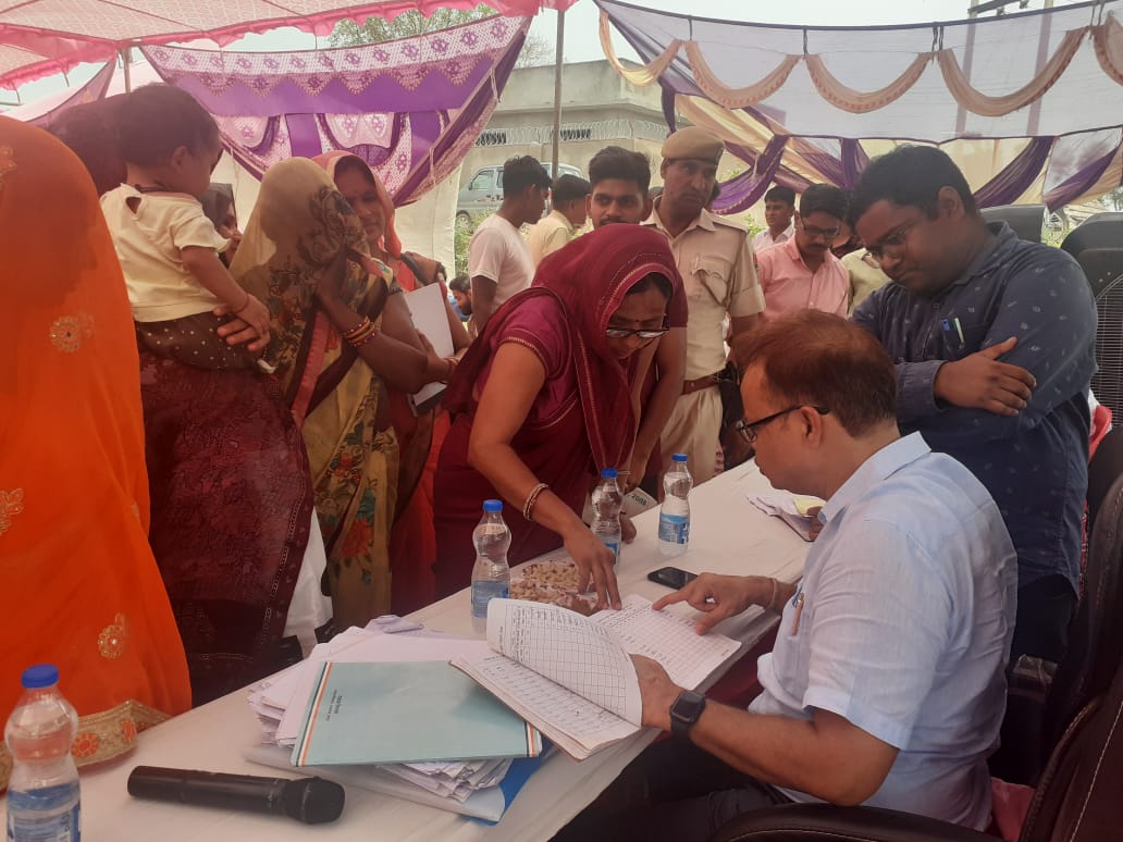 DdDholpur's tweet photo. जिला कलक्टर महोदय ने  उड़ान योजना के लाभार्थियों से सरानी कैम्प में लिया फीडबैक https://t.co/cg01EpUt8O