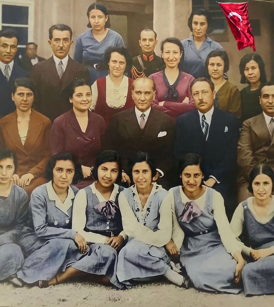 Atatürk: 
-Siz de günün birinde mebus olmak ve  ülkeyi yönetmek, sorumluluğunu almak istermisiniz ?
diye sormuş, Kadınlara Seçme ve Seçilme Hakkının verildiğini ilk kez açıklamıştır...
24 Haziran 1933 | Ankara Kız Lisesi

1283!#GaziMustafaKemalAtatürk❤