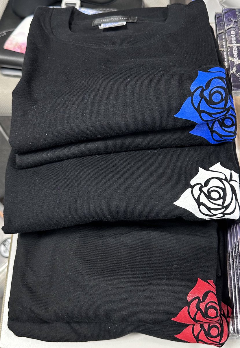 本日のパピロジェの物販物になります🌹

各CD&amp;タオル&amp;DVD
1000円

ロジェTee（在庫限り）
2000円で販売いたします。

全てポスター付⭐️

まだ手に取られてないかたは
ぜひパピロジェの記憶として
ご購入していただけると
幸いです☺️