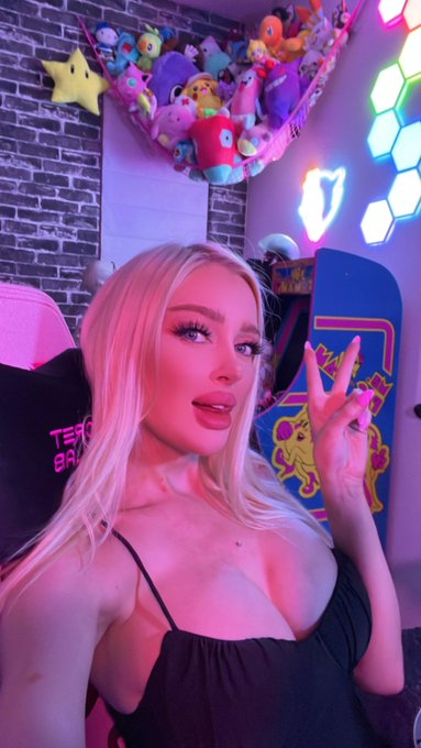 live on twitch! let&rsquo;s chat n game 👾  https://t.co/66XPWUGJN5 https://t.co/77uGfaWEPL