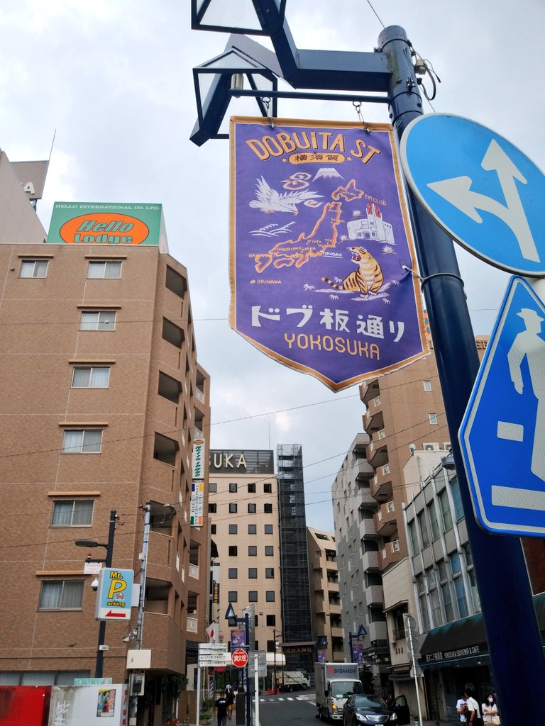 横須賀なうよ～あちー！
横須賀ネイビーバーガーと
横須賀カレー美味✨✨✨✨ https://t.co/UKMDpi3tiJ