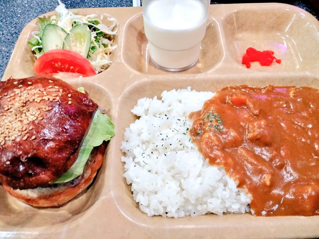 横須賀なうよ～あちー！
横須賀ネイビーバーガーと
横須賀カレー美味✨✨✨✨ https://t.co/UKMDpi3tiJ