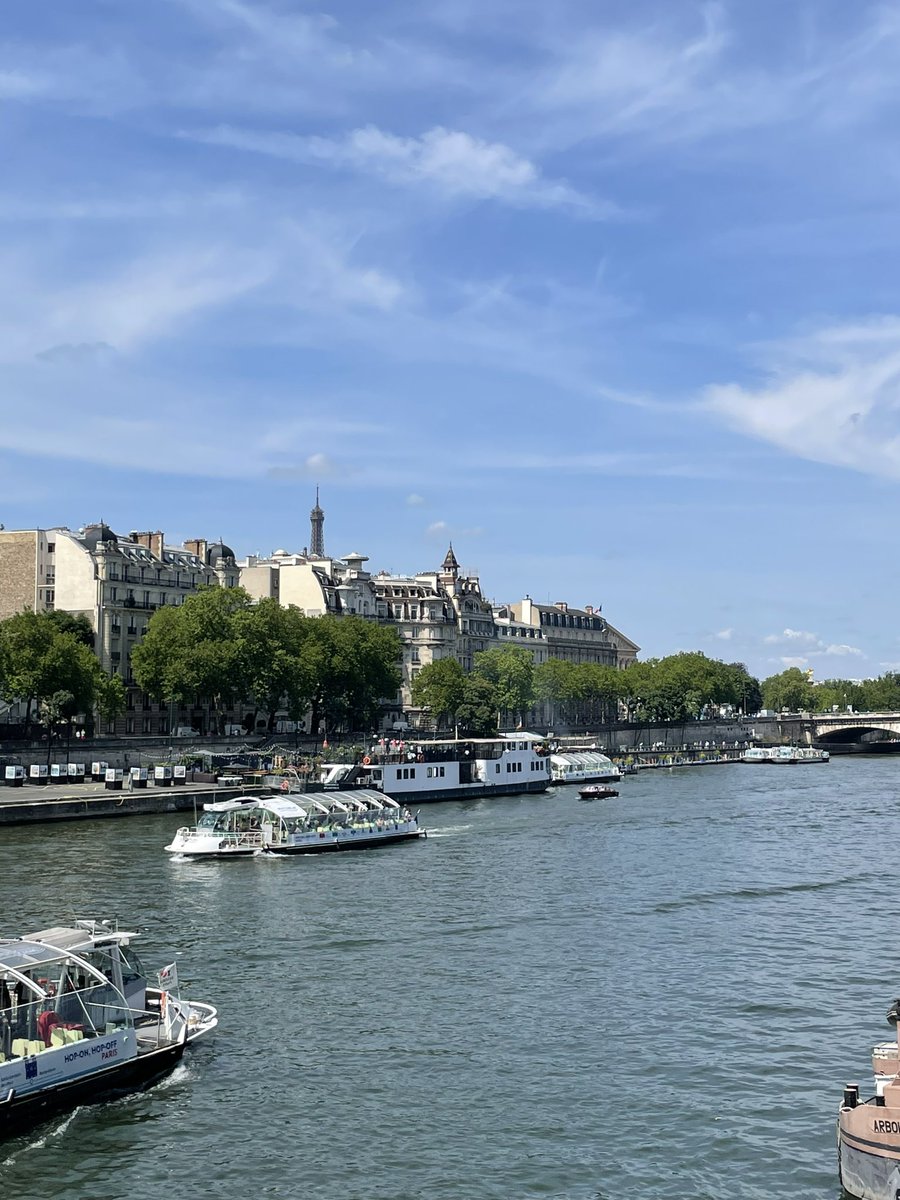Gm fam 💗
Out n about for work here in Paris and how beautiful is this view? 🥹
Love strolling around the city!