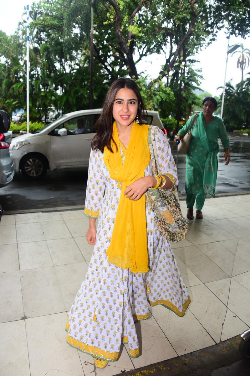 Sara ali khan in desi look click at domestic airport 
. 
. 
#saraalikhan #sara #lookoftheday #desilook