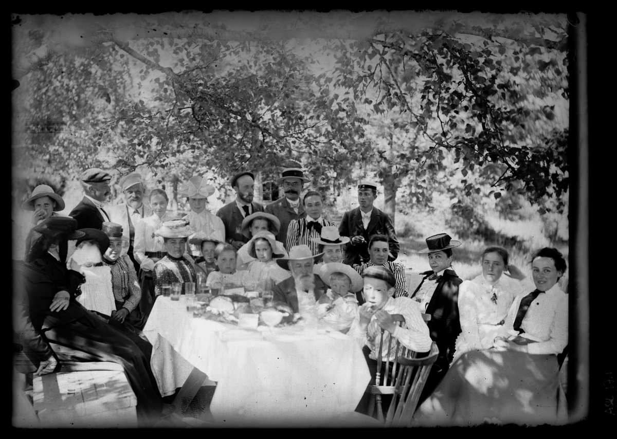 K_Galleria's tweet image. 🎂 Hyvää Hugo Simbergin 150. syntymäpäivää! Grattis på 150-årsdagen Hugo Simberg! 
🖼️ : Hugo Simberg: Valokuva, 1902. Foto, 1902.
Hugo Simberg: Omakuva, 1914 [detalji]. Självporträtt, 1914 [detalj].
Hugo Simberg: Haavoittunut enkeli, 1903. Sårad ängel, 1903.

#Taide #Konst