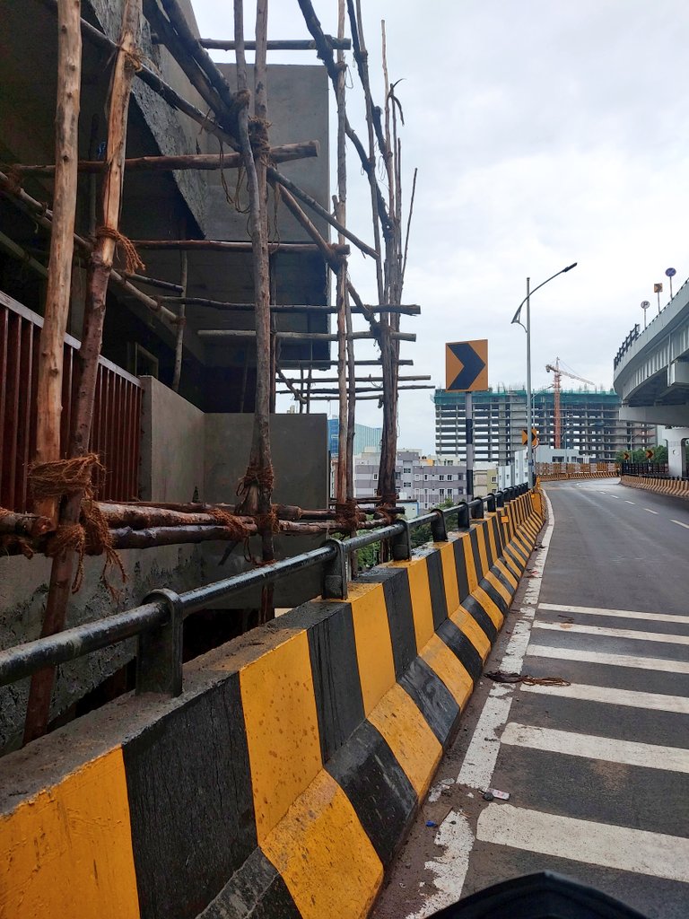 sewrie's tweet photo. Hello @arvindkumar_ias @KTRBRS @GHMCOnline @GadwalvijayaTRS Is your staff at @ZC_SLP gone blind or drowned in corruption to NOT see this building coming up sticking to railing of Shilpa Layout flyover (lower level)? What are we waiting for here?
#NoRules #Hyderabad #Gachibowli https://t.co/o9PJvcPbyX