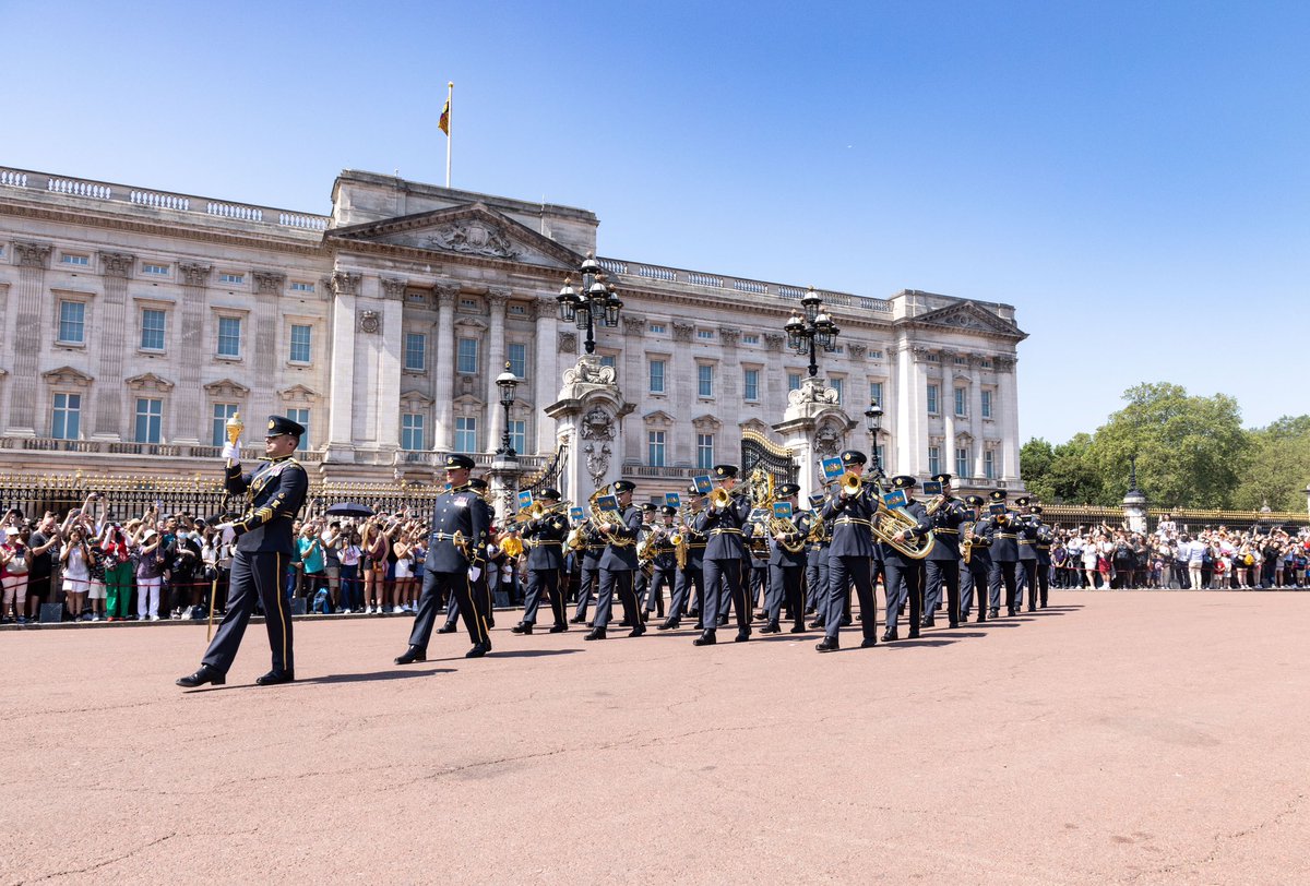 RAFMusic's tweet image. Last week the Band of the #RoyalAirForce #Regiment contended with the heat at the #ChangingOfTheGuard at #BuckinghamPalace! 

These photos show the 'Dismount', where @RAFMusic marched the @kingscolour_sqn from the Palace, for more visit: bit.ly/443TGMn

#RAFMusic 🎺✈️🥁